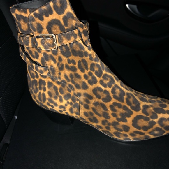 Saint Laurent leopard-printed suede booties. - Picture 3 of 4
